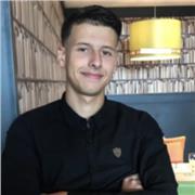 Étudiant en médecine délivre des cours sur les matières scientifiques pour lycées et collégiens